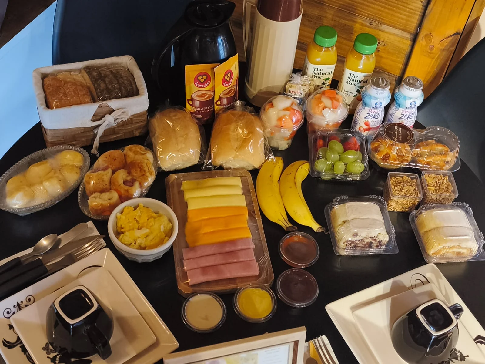 Tábua de frios com queijos, charcutaria e frutas